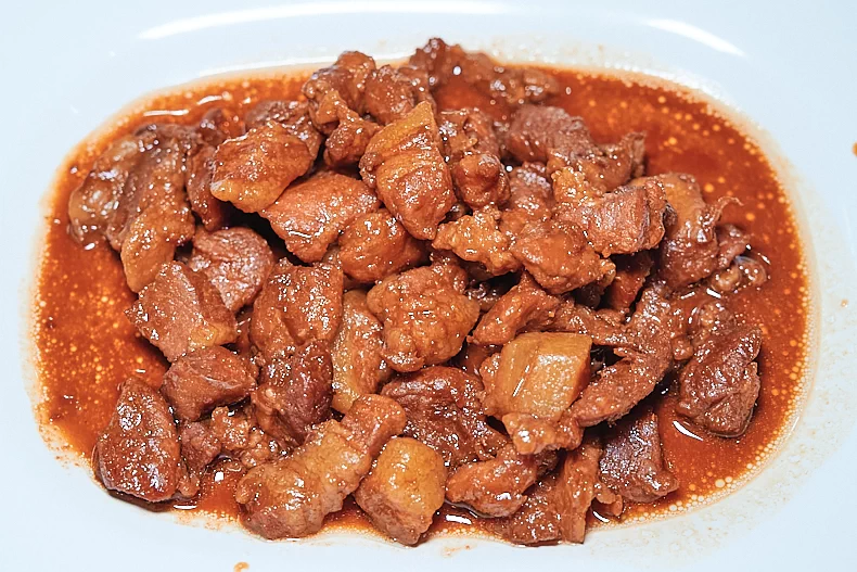 Ba-teng’ (Caramelized Pork) บะเต็ง