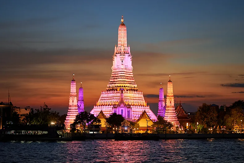 Wat Arun (Temple of Dawn). Location, Opening Time, Entrance Fee and More.